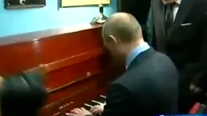 Pianistul Putin, deranjat de un pian dezacordat VIDEO