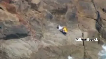 Salvată cu elicopterul după ce a rămas agăţată de o stâncă VIDEO