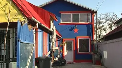 Un fan al echipei Steaua şi-a vopsit casa în culorile clubului, roşu şi albastru VIDEO