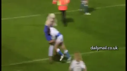 Fan cu rochie şi perucă dă buzna pe teren la un meci de rugby. Este placat imediat de jucători VIDEO