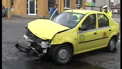 Un constănţean beat şi drogat a lovit un taxi, apoi a fugit de la locul faptei VIDEO