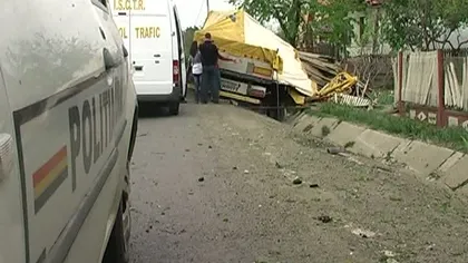 Un TIR s-a răsturnat în curţile a două familii din Buzău VIDEO