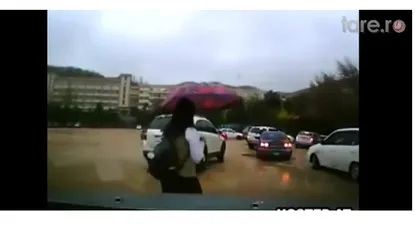 VIDEO ŞOCANT. O şoferiţă încurcă frâna cu acceleraţia şi loveşte în plin o elevă