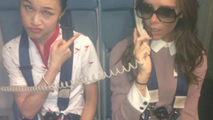Victoria Beckham face muncă de stewardesă în avionul spre Beijing FOTO