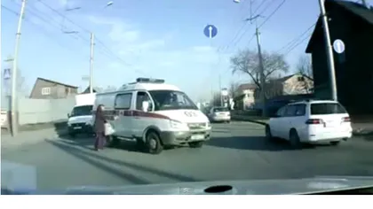 PROSTIE ŞI NOROC CHIOR... Era să fie călcată de o ambulanţă VIDEO