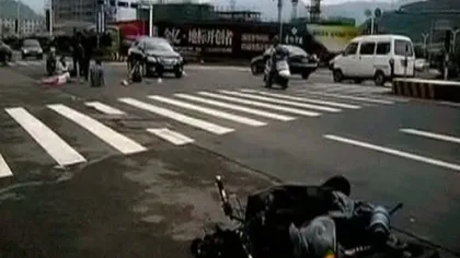 ACCIDENT SPECTACULOS. Cinci persoane aflate pe motocicletă, SPULBERATE de o maşină VIDEO