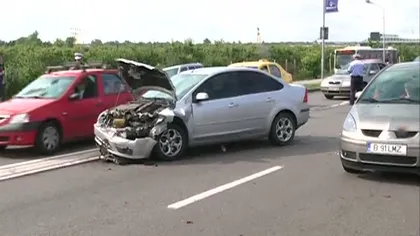 Accident în lanţ în Bucureşti: Cinci maşini s-au tamponat în zona pasajului Băneasa VIDEO
