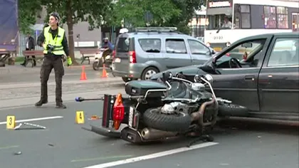 ACCIDENT în Bucureşti. Un poliţist pe motocicletă, lovit de o maşină VIDEO