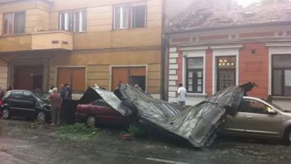 Dâmboviţa: Maşini avariate de tablele de pe un acoperiş, smulse de vânt