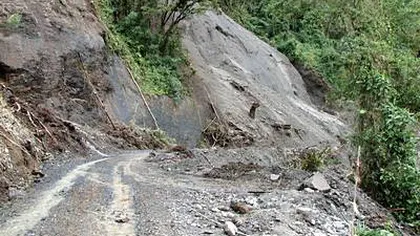 Drum blocat în Bacău, după ce o stâncă a căzut pe carosabil