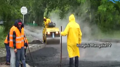 Muncitorii din Neptun au asfaltat pe o ploaie torenţială VIDEO
