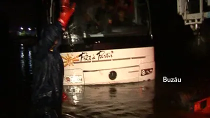 POTOP în Moldova. Un autocar prins de ape, zeci de locuinţe inundate VIDEO