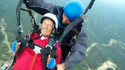 Bunicuţă de Cartea Recordurilor: La 104 ani a sărit cu parapanta VIDEO