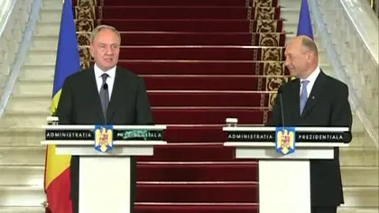Traian Băsescu a ajuns la Iaşi, la întâlnirea cu omologul moldovean. Mulţimea: Basarabia, pământ românesc!
