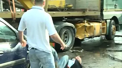 Accident cu şapte răniţi în Ştefăneşti. Şoferul vinovat a fost bătut VIDEO