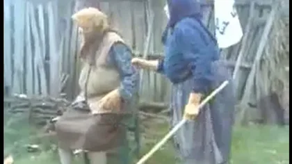 Bătaie cu cârje şi pietre între două bătrâne din Maramureş VIDEO