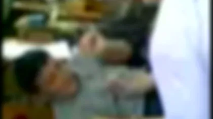 BOX ÎN CLASĂ. Doi elevi s-au bătut cu pumnii şi picioarele la şcoală VIDEO