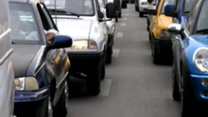 Scene şocante la Focşani. Un bărbat face tumbe pe capotele maşinilor VIDEO