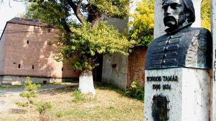 O statuie din Târgu Mureş are lipici la hoţi. Vezi de ce