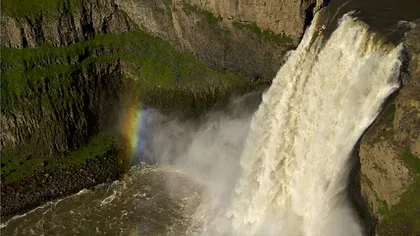 CASCADORIE UIMITOARE: Salt în gol într-o cascadă mai mare decât Niagara FOTO