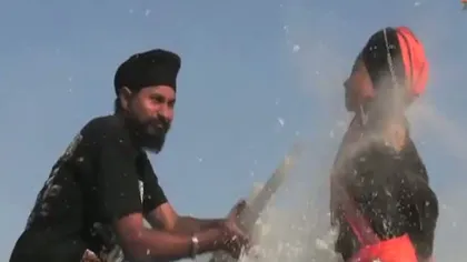 Un copil indian de 10 ani face cascadorii foarte periculoase VIDEO