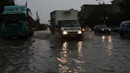 Mai multe străzi şi câteva locuinţe din Cernavodă au fost inundate în urma unei ploi torenţiale