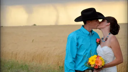 Inedit: S-au căsătorit în timp ce o tornadă uriaşă se îndreaptă spre ei VIDEO