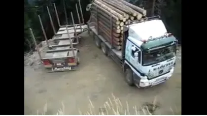 NEBUNIE CURATĂ. A întors camionul pe marginea prăpastiei VIDEO