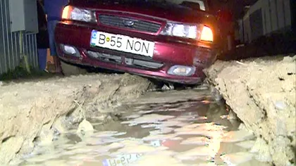 Drum surpat în Pantelimon, din cauza ploilor. O maşină a căzut într-o groapă din asfalt VIDEO