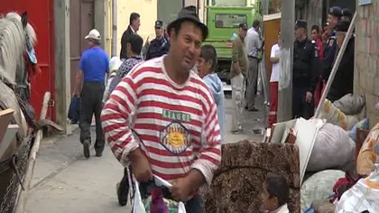 Evacuare cu scandal la Sibiu: 40 de romi, scoşi dintr-o clădire ocupată ilegal VIDEO