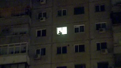 Un bucureştean a aruncat pe geam tot ce avea prin casă VIDEO