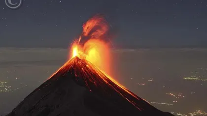 Vulcanul Fuego a erupt