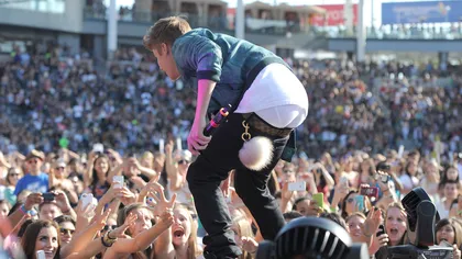 Lui Justin Bieber i-au căzut pantalonii, la un concert