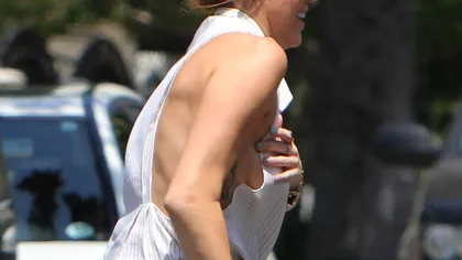 Miley Cyrus, surprinsă cu sânii la vedere FOTO