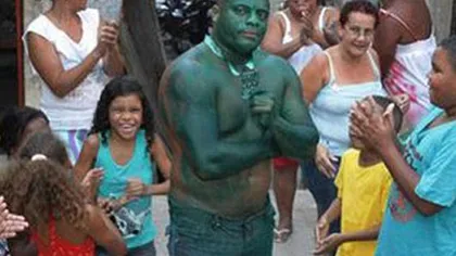 A vrut să semene cu Hulk şi a rămas verde pe viaţă FOTO