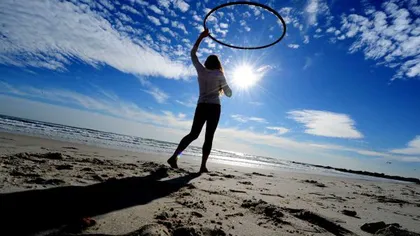 Cele mai distractive exerciţii fizice, în aer liber: De la hula-hoop, la mersul prin nisip