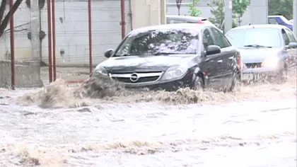 Potop în Capitală: Străzi inundate, apă scoasă cu mătura din noua Bibliotecă Naţională VIDEO
