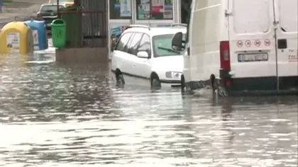 Mai multe străzi din Capitală şi din Ilfov, inundate după ploaie VIDEO