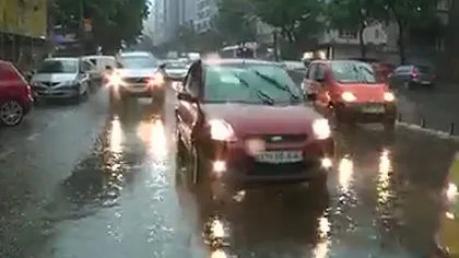 Furtună în Iaşi şi Gorj. Străzi inundate şi maşini avariate de copaci