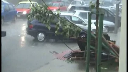 Un acoperiş smuls de vânt a căzut peste trei maşini în Drobeta Turnu Severin VIDEO