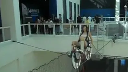 Monica Gabor, la plimbare cu bicicleta pe sârmă
