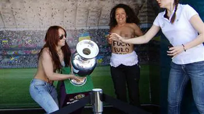 PROTEST SEXY. Trofeul Euro 2012, atacat de activiste topless VIDEO