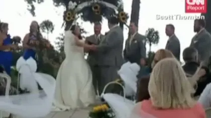 Când dragostea e mare: Doi americani s-au căsătorit sub cerul liber, în plină furtună VIDEO