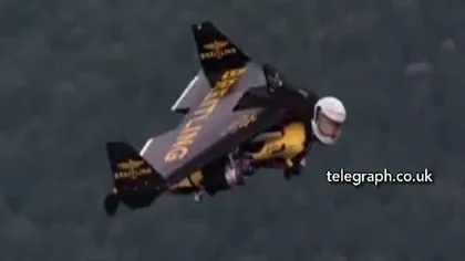 Omul-pasăre zboară la peste 1.000 de metri  deasupra oraşului Rio de Janeiro VIDEO