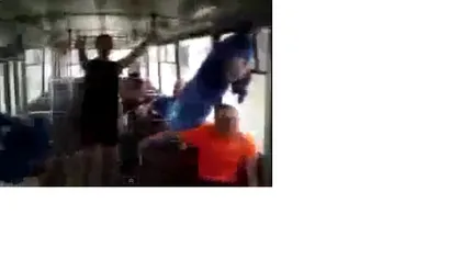 Distracţie cu buşituri. Cum a zburat un tânăr pe geamul autobuzului VIDEO