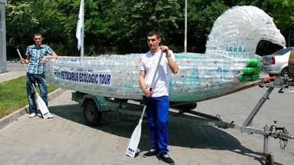 Prima ambarcaţiune din PET-uri, construită de nişte români