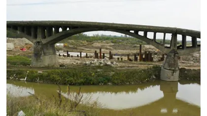 Pod afectat de viitură şi trafic blocat, în Dâmboviţa