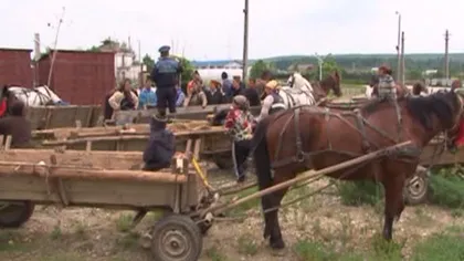 Zeci de romi reţinuţi pentru furt de fier de pe un şantier VIDEO
