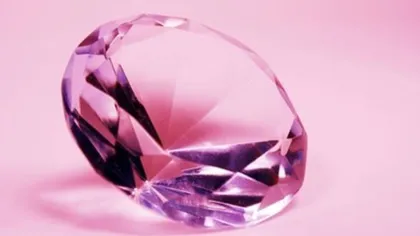 Cel mai mare diamant roz pur din lume s-a vândut la licitaţie cu 17 milioane de dolari VIDEO