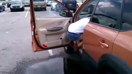 A vrut să sară peste baltă, direct în maşină, însă a eşuat teribil VIDEO